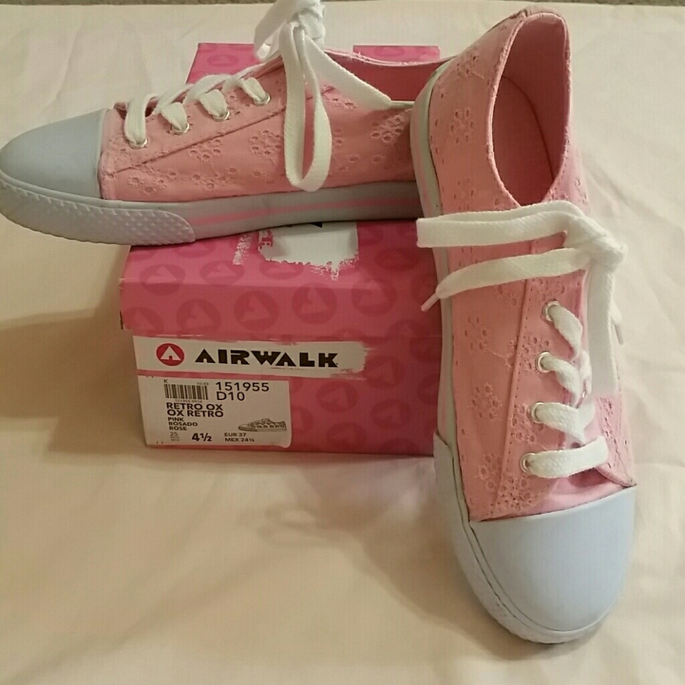 Girl's pink sneakers size 4 1/2